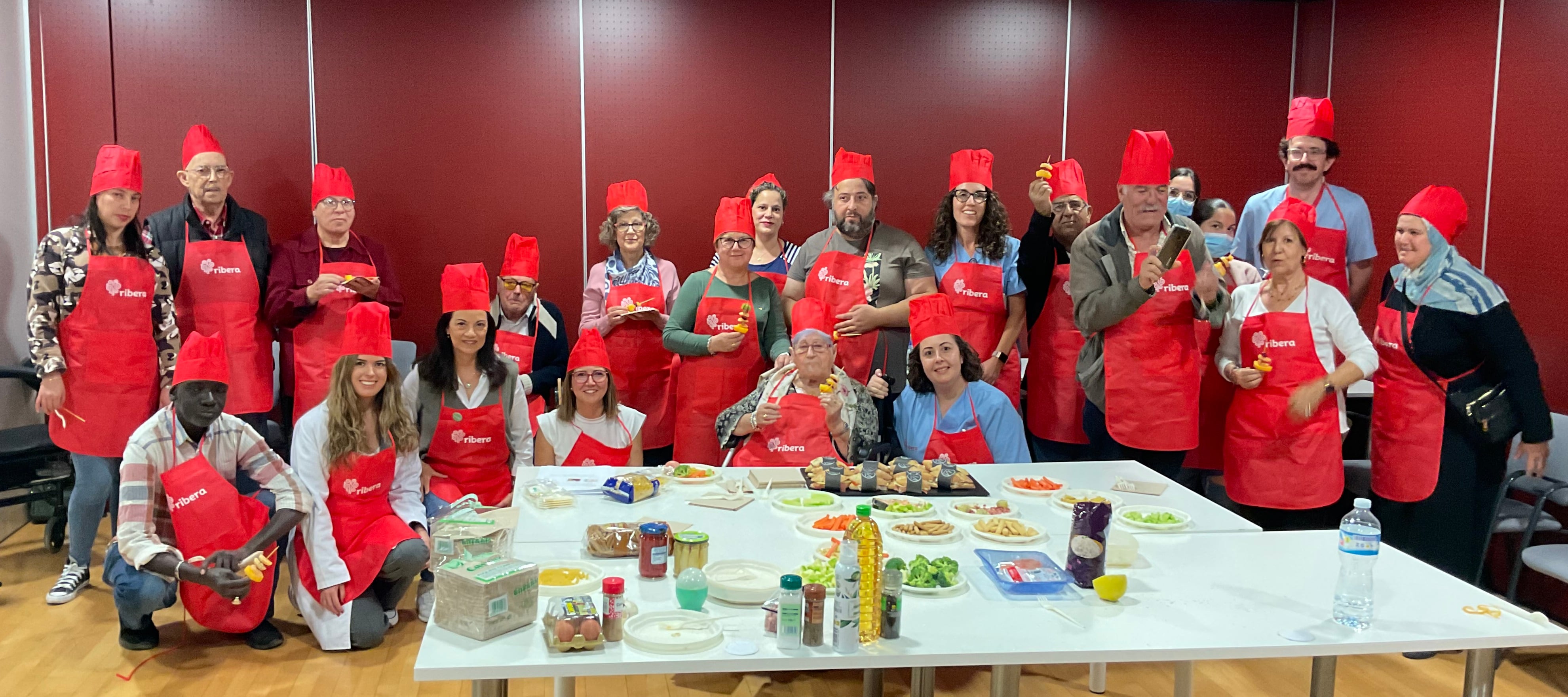 El Hospital Universitario del Vinalopó enseña técnicas de cocina saludable a sus pacientes renales