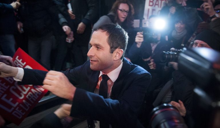 El exministro de educación francés, Benoit Hamon, celebra su victoria en la primera vuelta de las primarias francesas