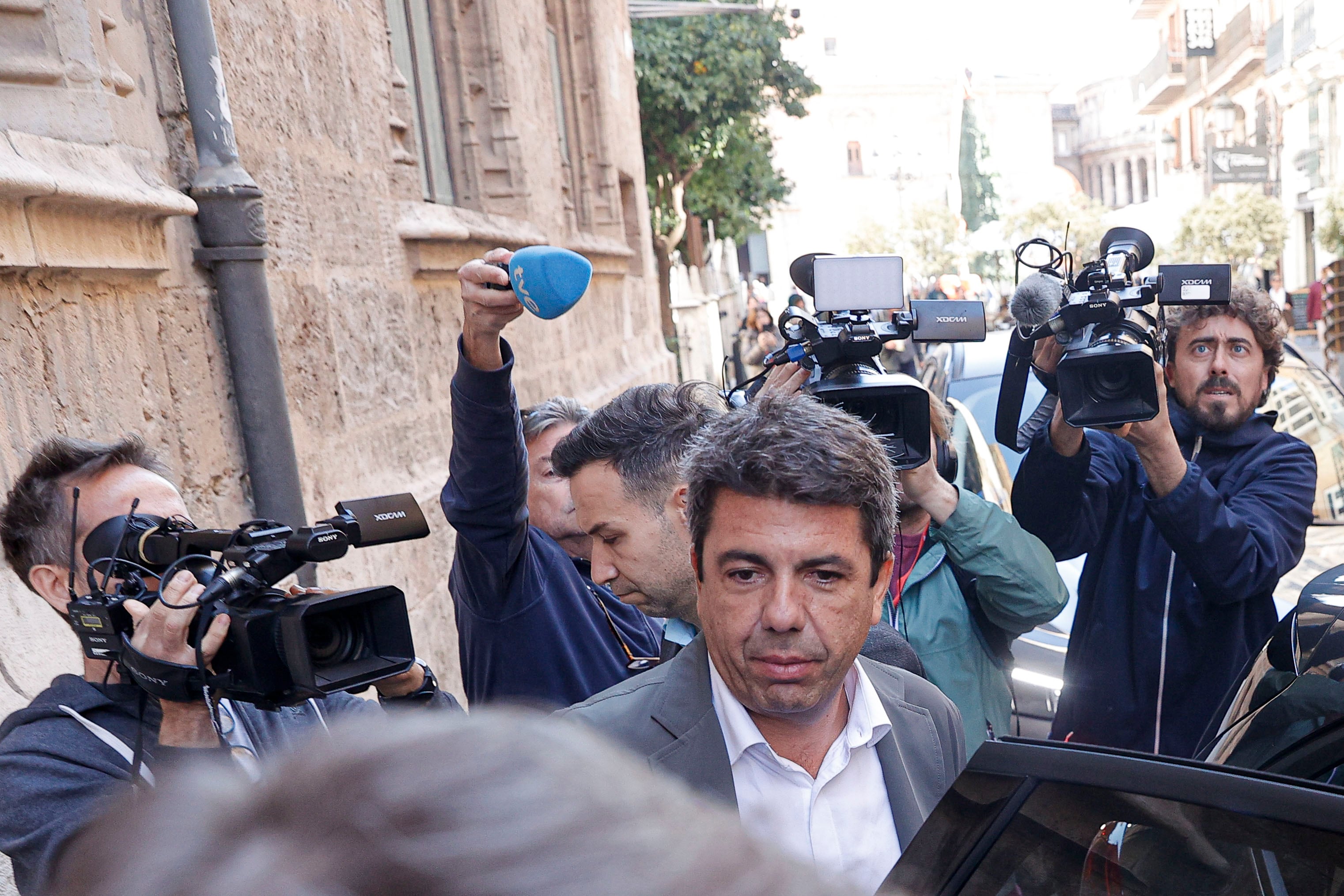 VALÈNCIA, 18/11/2025.- El presidente del Consell en funciones, Carlos Mazón, rodeado de informadores a sus salida del Palau de la Generalitat tras presidir la reunión del pleno del Consell.