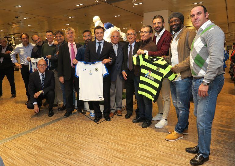 Los exjugadores del Hércules posan con las camisetas del equipo blanquiazul