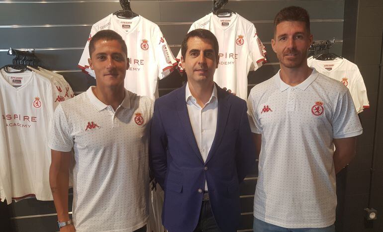 Ignacio Álvarez, en el centro, posa en la nueva tienda oficial junto a los jugadores Hugo Rodríguez y Jorge Palatsi.