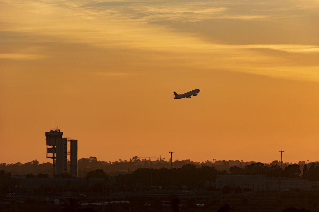 Un avión despega desde el aeródromo alicantino