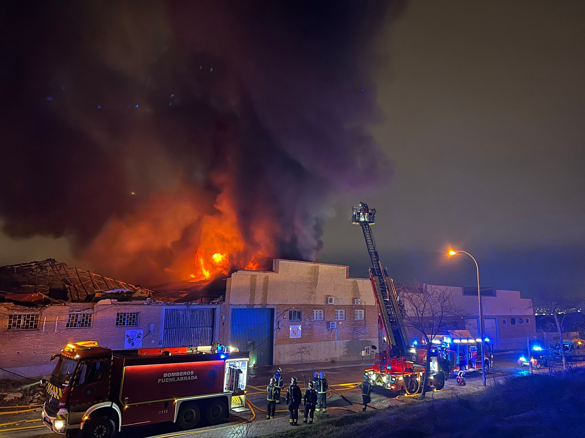 Las llamas devorando la nave industrial en el polígono Cobo Calleja