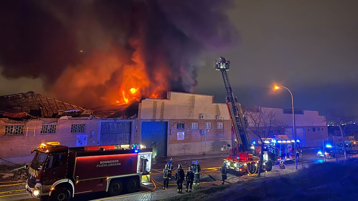 Un incendio arrasa una nave de repostería en el polígono Cobo Calleja de Fuenlabrada