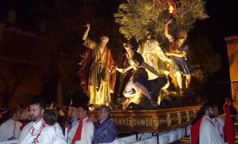 Banceros de San Pedro antes de iniciar el desfile.