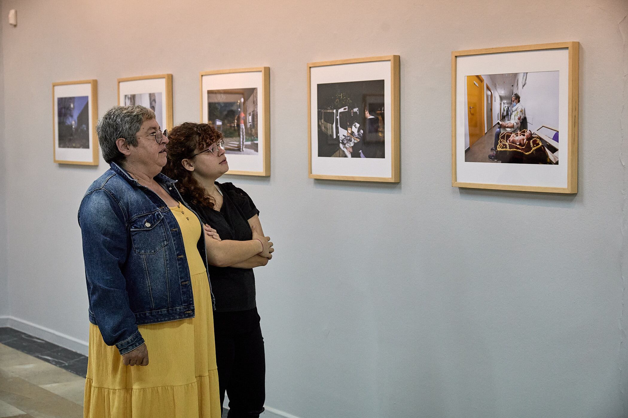 Dos mujeres visitan la exposición de Àlex Oltra en la sala Coll Alas.