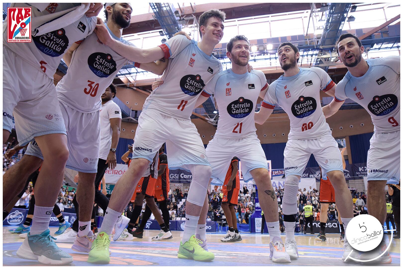 Los jugadores del Obradoiro celebran el triunfo a la conclusión del partido ante el Granada (ACBPhoto/A. Baúlde)