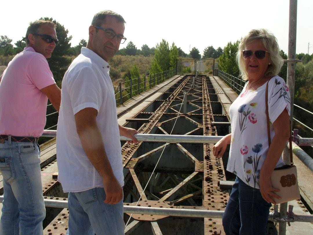 El diputado de promoción económica Jaime Pérez (c) junto a la concejala Paloma Maroto durante la visita a las obras en la Vía Verde Segovia-Olmedo