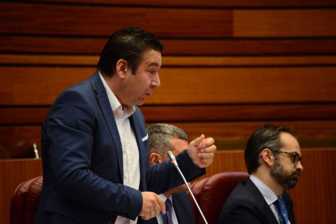 Luis Mariano Santos, durante una intervención como procurador de la UPL en las Cortes de Castilla y León