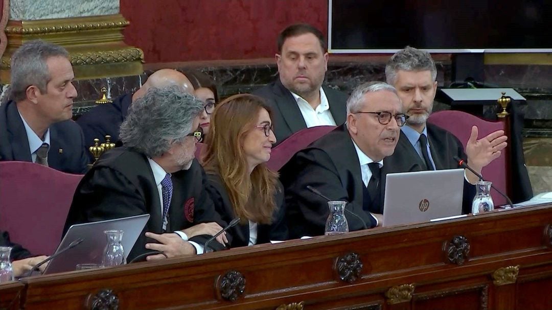 Imagen tomada de la señal institucional de Tribunal Supremo, del abogado de Joaquim Forn, Xavier Melero (2d), y del letrado Andreu Van den Eynde (d), que defiende a dos de los acusados, Oriol Junqueras y Raül Romeva, durante la jornada 35 del juicio del &quot;procés&quot; celebrada este miércoles en el Tribunal Supremo.