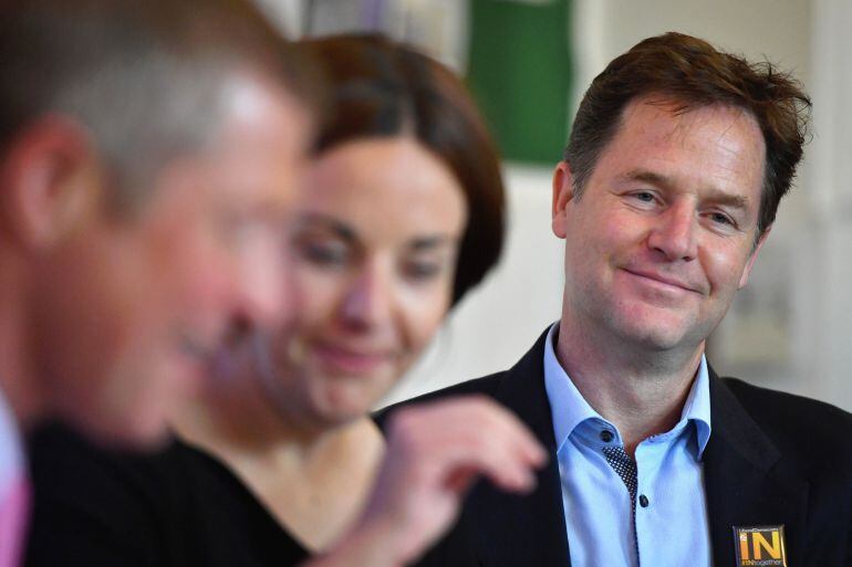 Kezia Dugdale, líder del partido laborista en Escocia, y el exviceprimer ministro británico Nick Clegg, en un acto