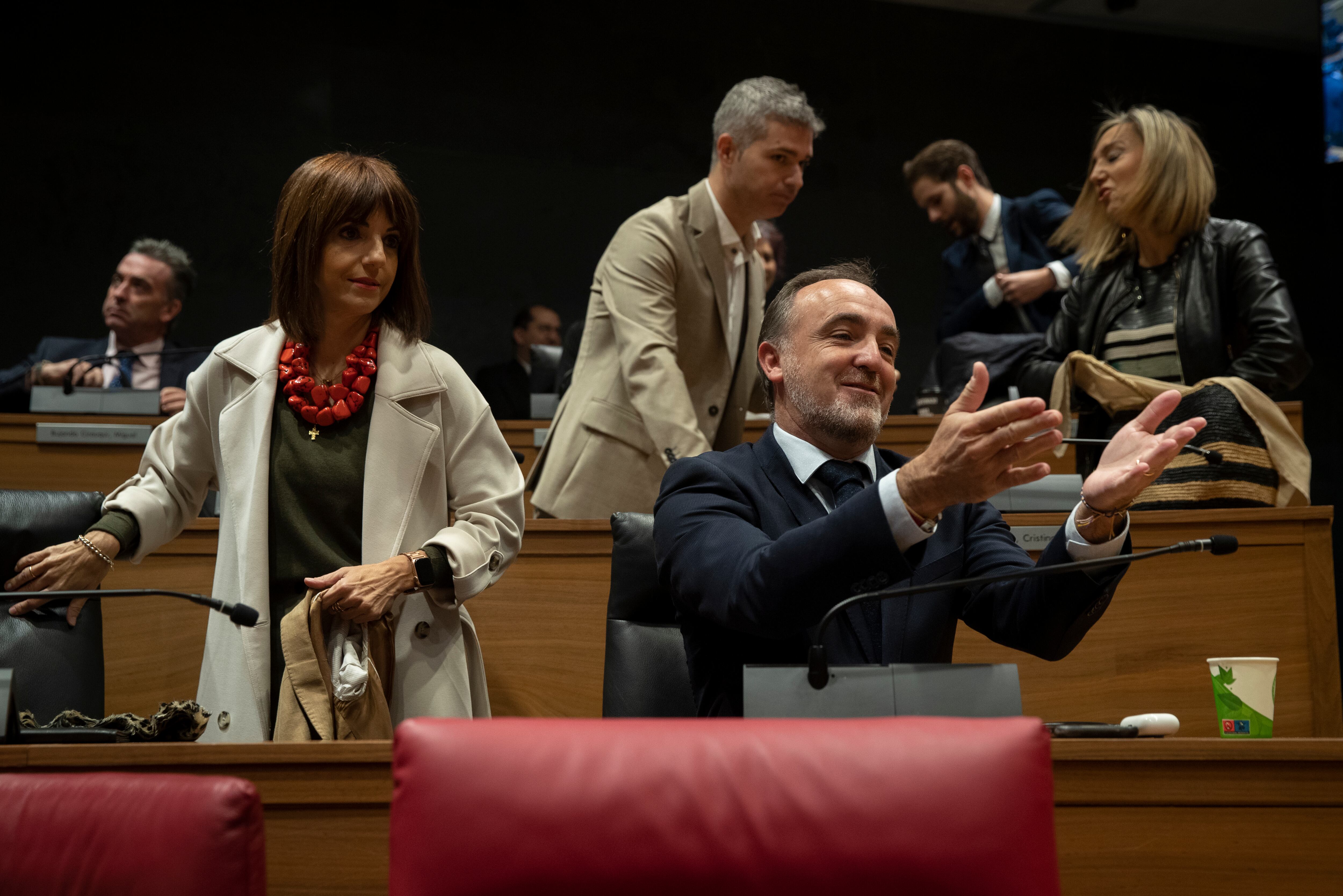 El líder de Navarra Suma, Javier Esparza, momentos antes de dar comienzo este jueves en el Parlamento de Navarra el último debate de la legislatura sobre el estado de la Comunidad Foral en un contexto marcado por la subida de precios y la necesidad de acelerar la transformación del modelo energético y productivo. EFE/ Villar López