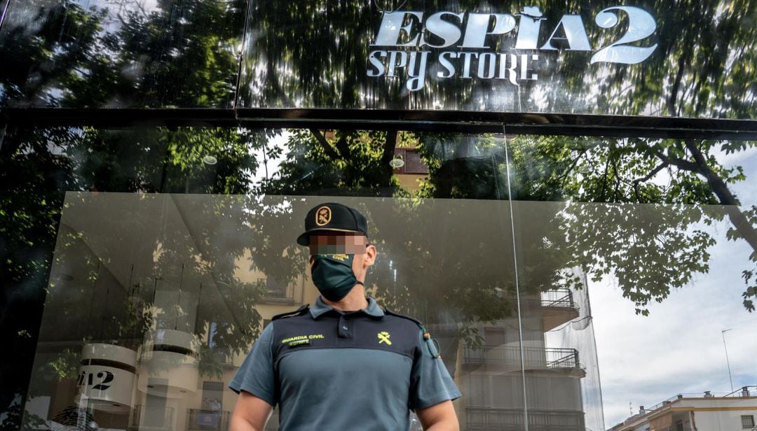 Tienda registrada por la Guardia Civil en Sevilla, en la calle Recaredo