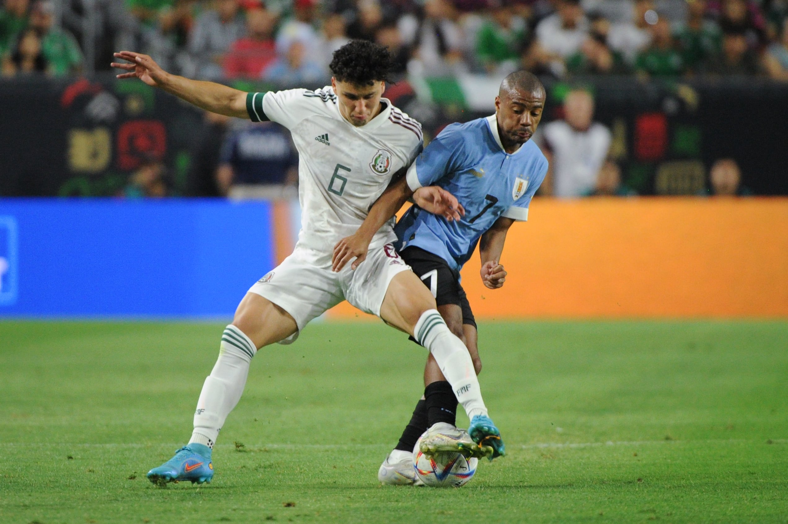 AME4334. GLENDALE (), 02/06/2022.- Jorge Sánchez (i) de México disputa el balón con Nicolás de la Cruz de Uruguay hoy, en un partido amistoso entre las selecciones de México y Uruguay en el estadio de la Universidad de Phoenix en Glendale (EEUU). EFE/ Max Simbron