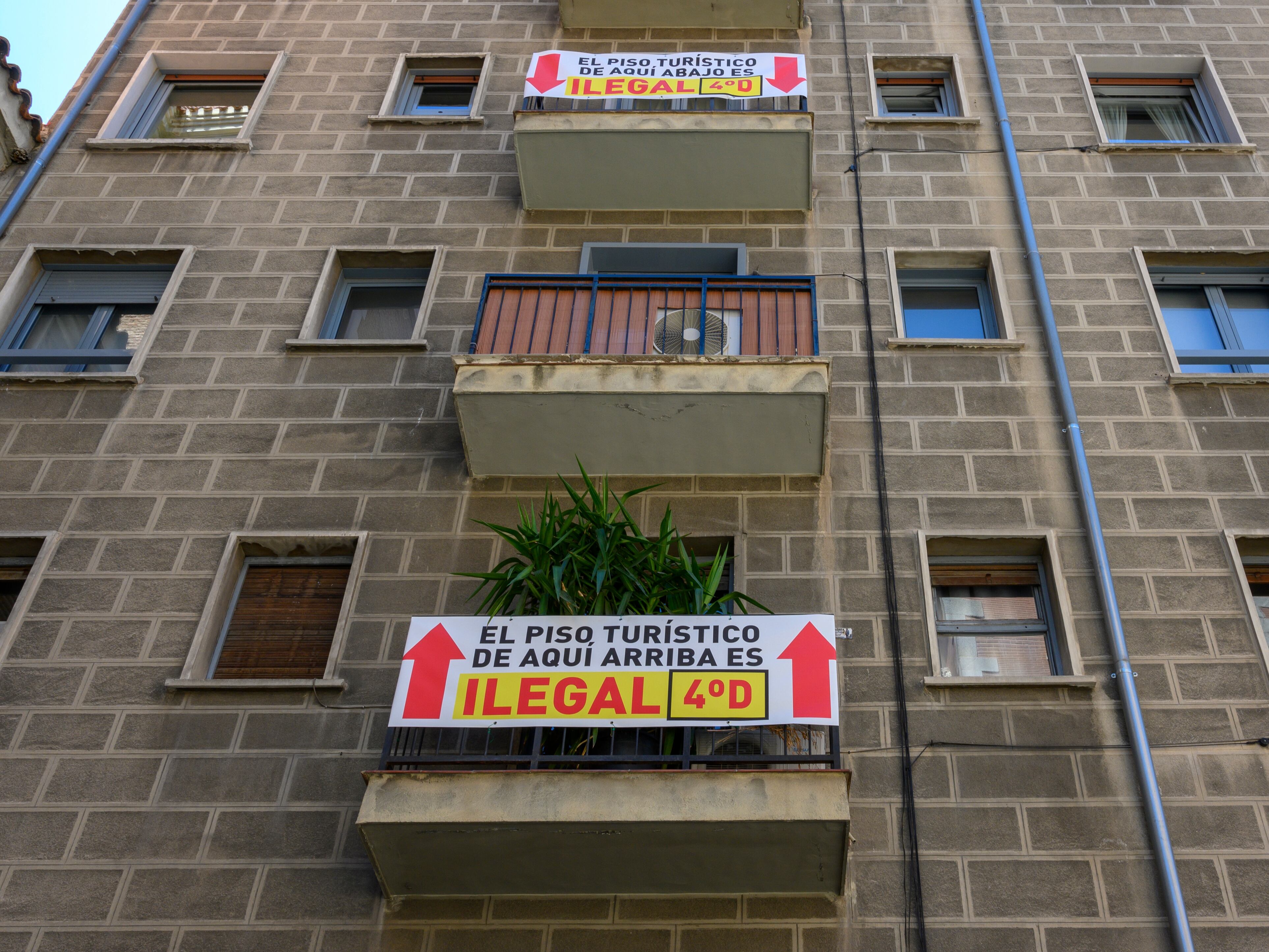 Vecinos de un bloque de edificios cercano a Plaza Mayor denuncian la existencia de un piso turístico ilegal en su edificio