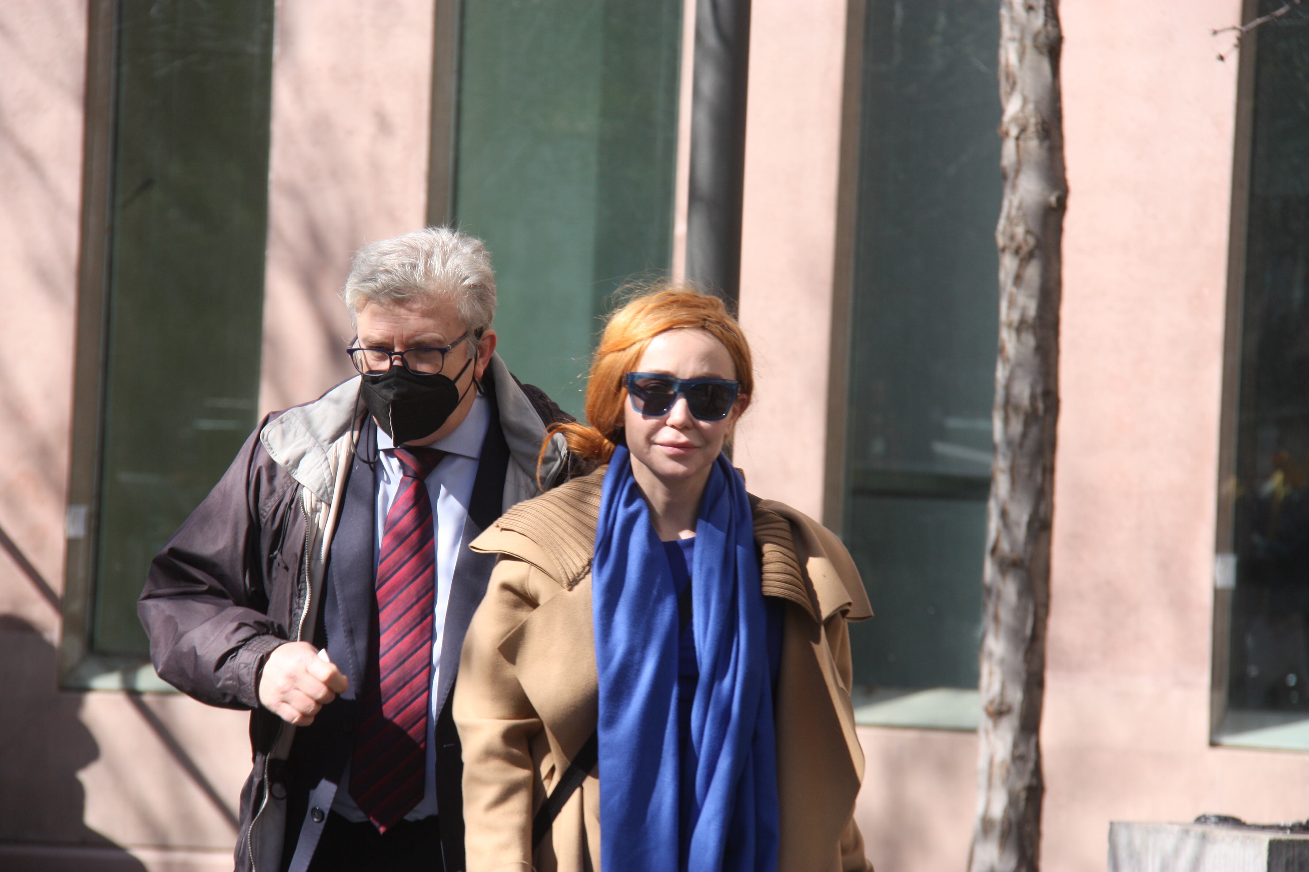 L&#039;exdona de Josep Maria Mainat, Angela Dobrowolsky, arriba a la Ciutat de la Justícia de Barcelona acompanyada al seu advocat, Juan Carlos Galván.