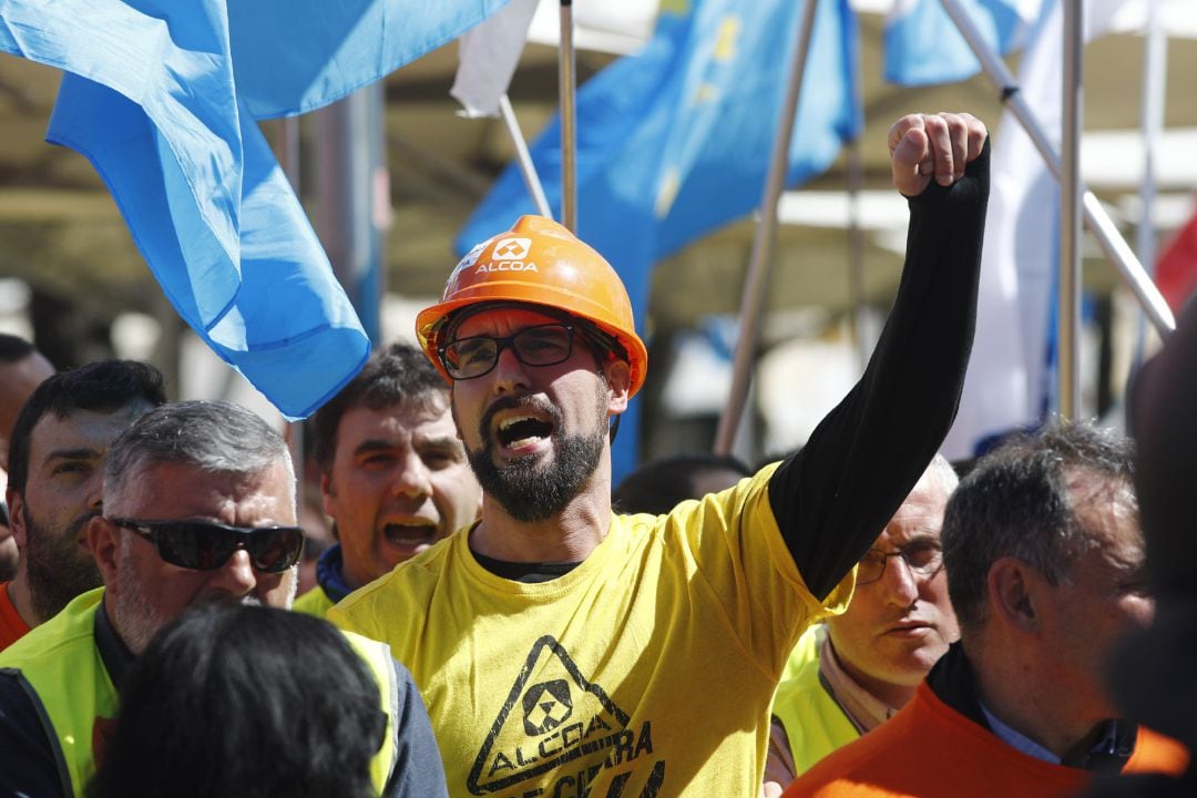 Uno de los trabajadores durante la protesta 