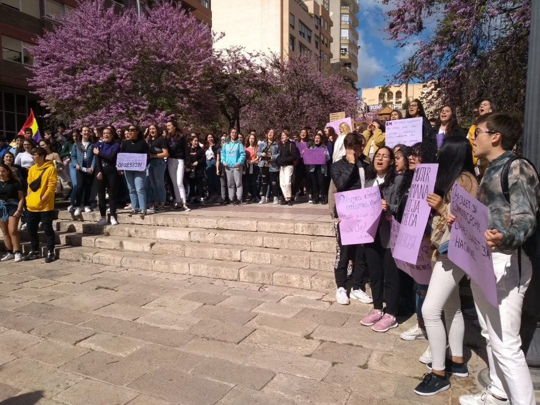 Concentración en el IES Jorge Juan, para secundar la acción del Sindicato de Estudiantes.