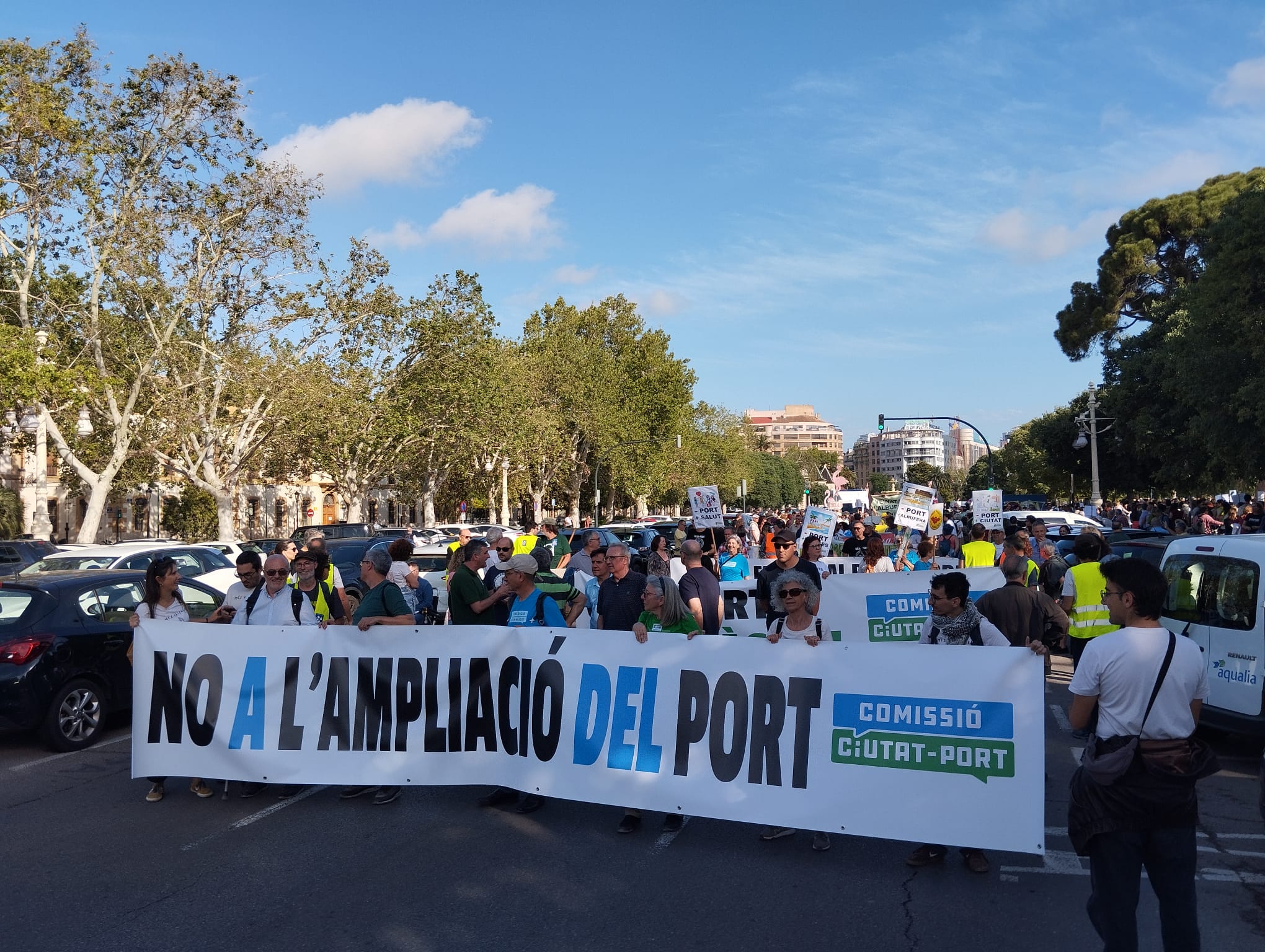 Cabecera de la manifestación en contra de la ampliación del puerto convocada por la Comissió Ciutat-Port