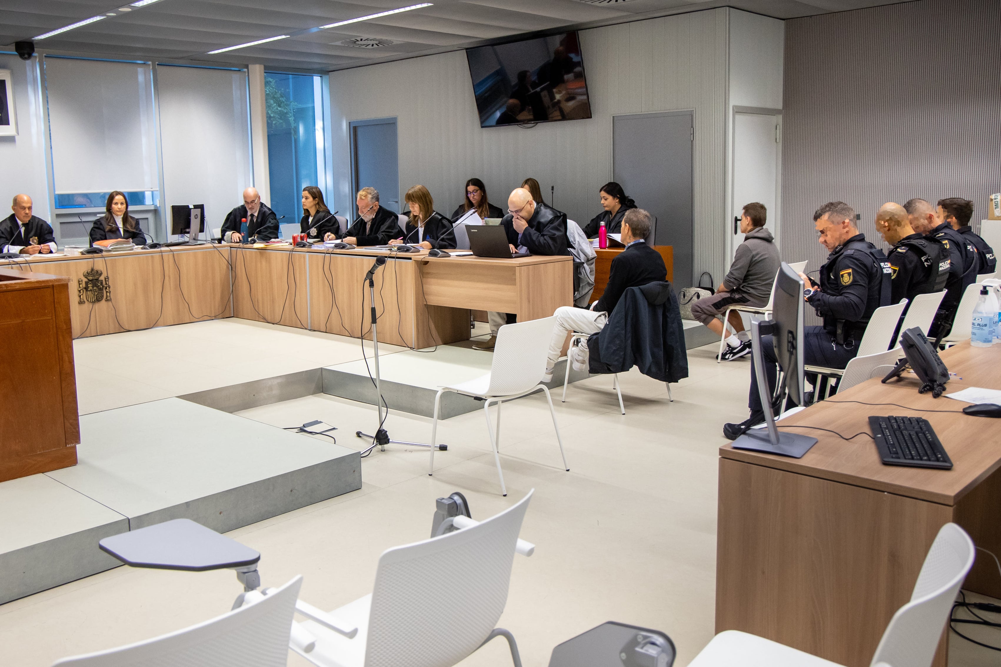 LOGROÑO, 06/11/2024.- Tercera jornada del juicio con jurado contra dos hombres como presuntos autores del asesinato con alevosía y ensañamiento del hostelero Guillermo Castillo, en mayo de 2023 en su domicilio de la localidad riojana de Cuzcurrita del Río Tirón, este miércoles en el Palacio de Justicia de Logroño.- EFE/Raquel Manzanares
