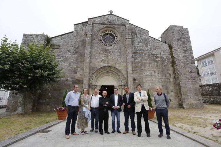 El conselleiro de Cultura (cuarto por la derecha) durante la visita a la Iglesia Santa María de Baiona.