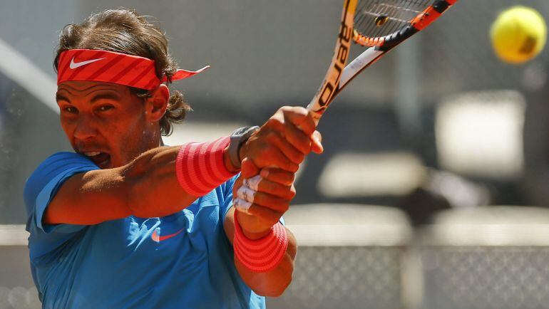 Rafa Nadal golpea la pelota durante el partido frente al italiano Simone Bolelli.