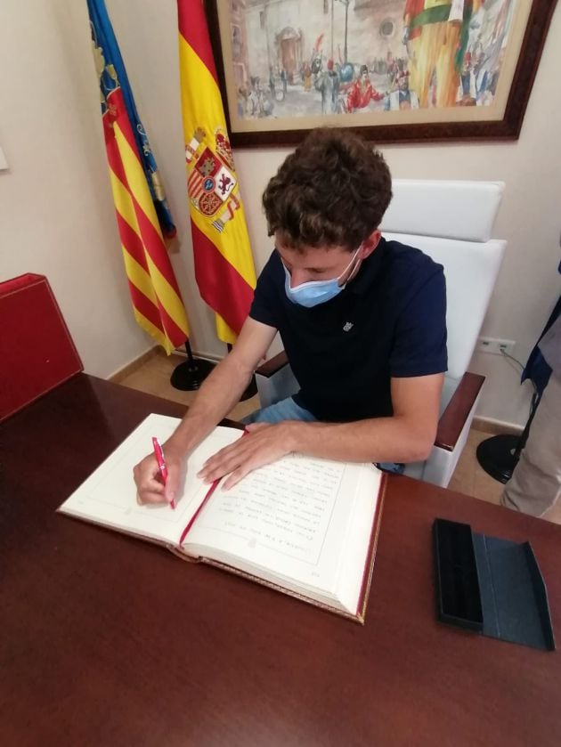 El tenista firmando en el libro de honor de la ciudad