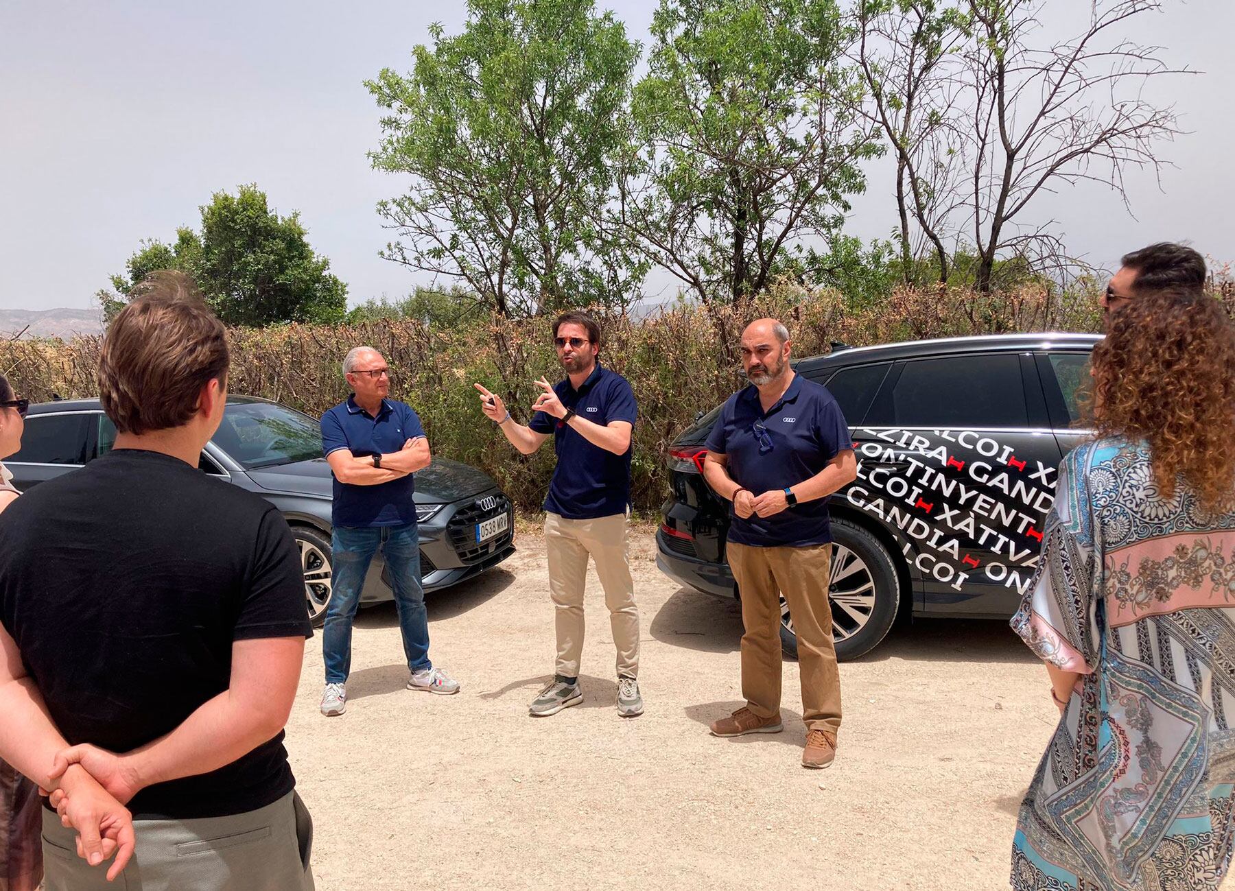 Representantes de Motor Pacífico explicando a os asistentes características de los automóviles que después han podido probar