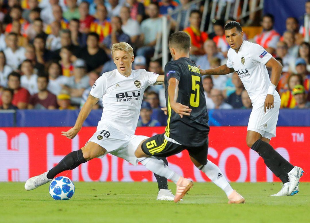 Daniel Wass disputa con el Valencia un partido de Champions