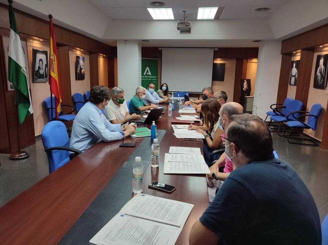 Reunión del delegado de Educación con responsables de la asociación Dires Jaén.