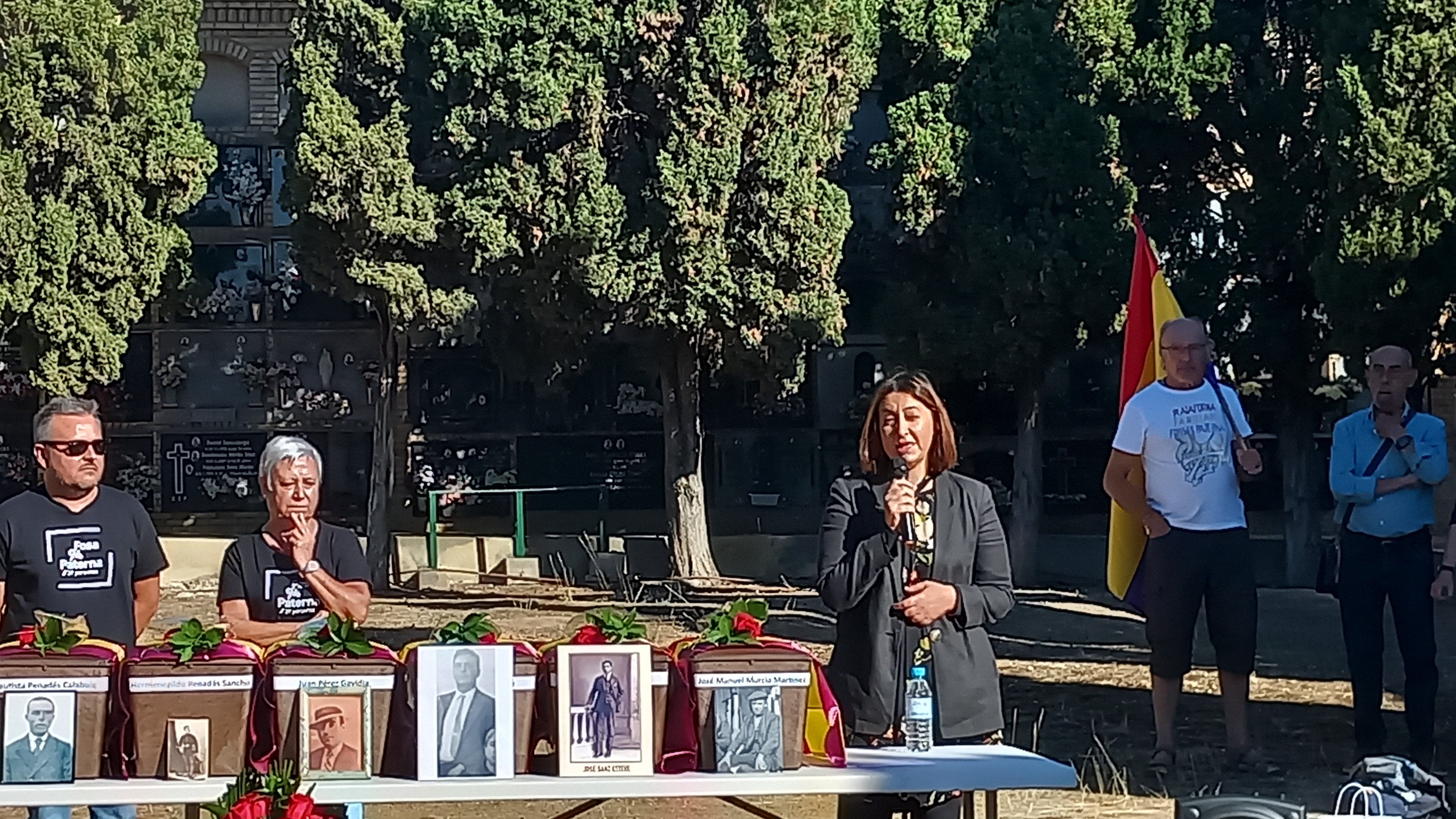 Acto de entrega de los restos de diez personas fusiladas en la fosa 94 del cementerio de Paterna.