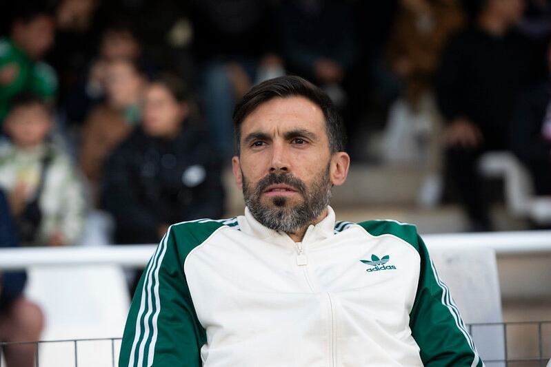 Eder Sarabia, assegut a la banqueta en el seu últim partit dirigint a l'FC Andorra