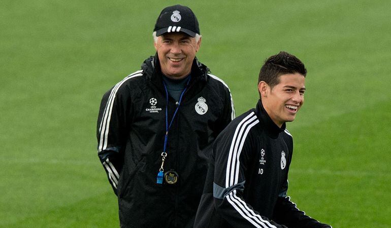 Ancelotti y James Rodríguez sonríen durante un entrenamiento