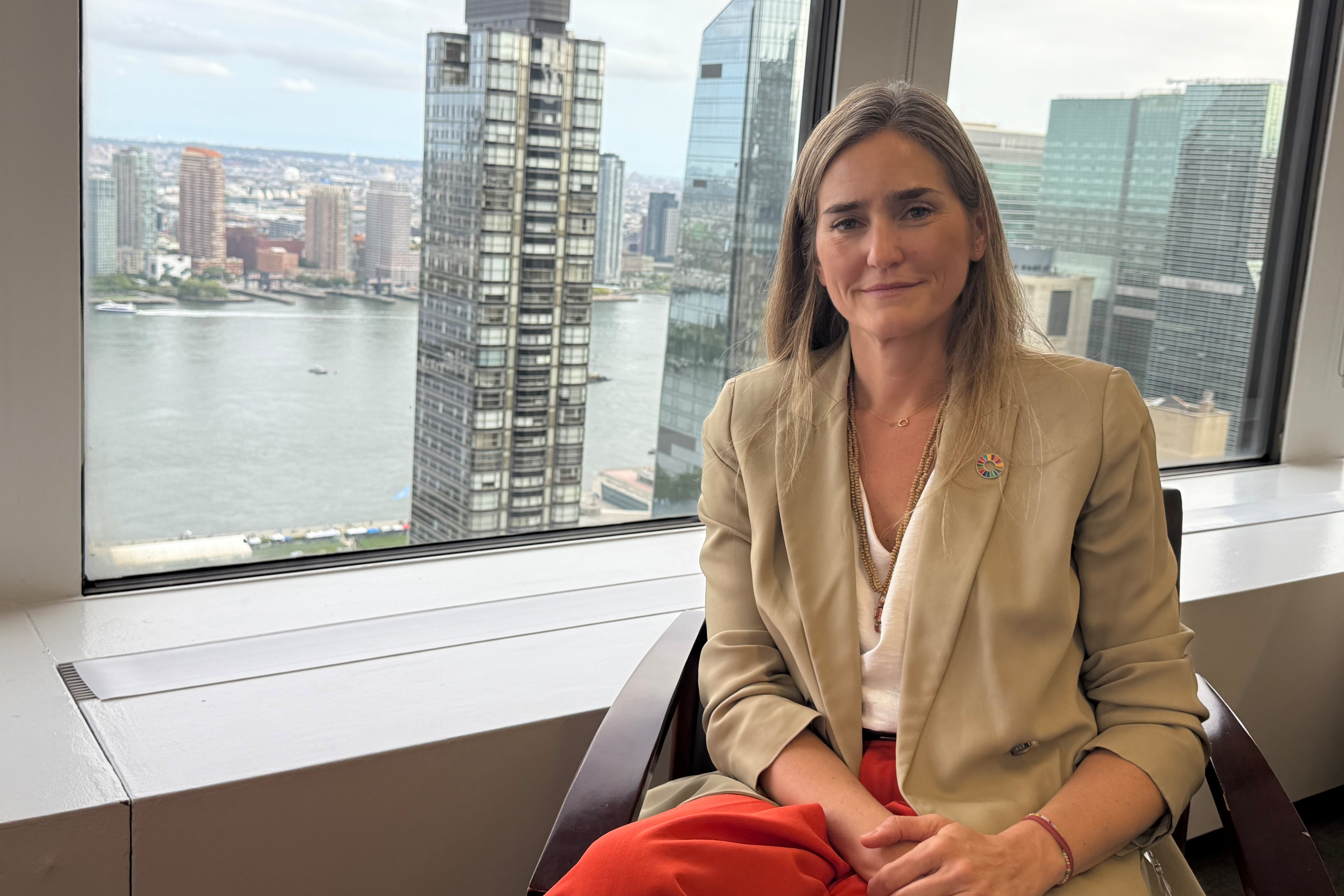 AME1629. NUEVA YORK (ESTADOS UNIDOS), 22/09/2025.- La vicepresidenta tercera del Gobierno y Ministra para la Transición Ecológica de España, Sara Aagesen Muñoz, habla durante una entrevista con EFE este lunes, en la sede de la Misión Permanente de España ante las Naciones Unidas, en Nueva York (Estados Unidos). La convención del Pacto de Estado frente a la Emergencia Climática se celebrará los días 13 y 14 de octubre en Ponferrada (Castilla y León), según ha anunciado este lunes la vicepresidenta tercera del Gobierno y ministra para la Transición Ecológica y el Reto Demográfico, Sara Aagesen. EFE/ Guillermo Azábal
