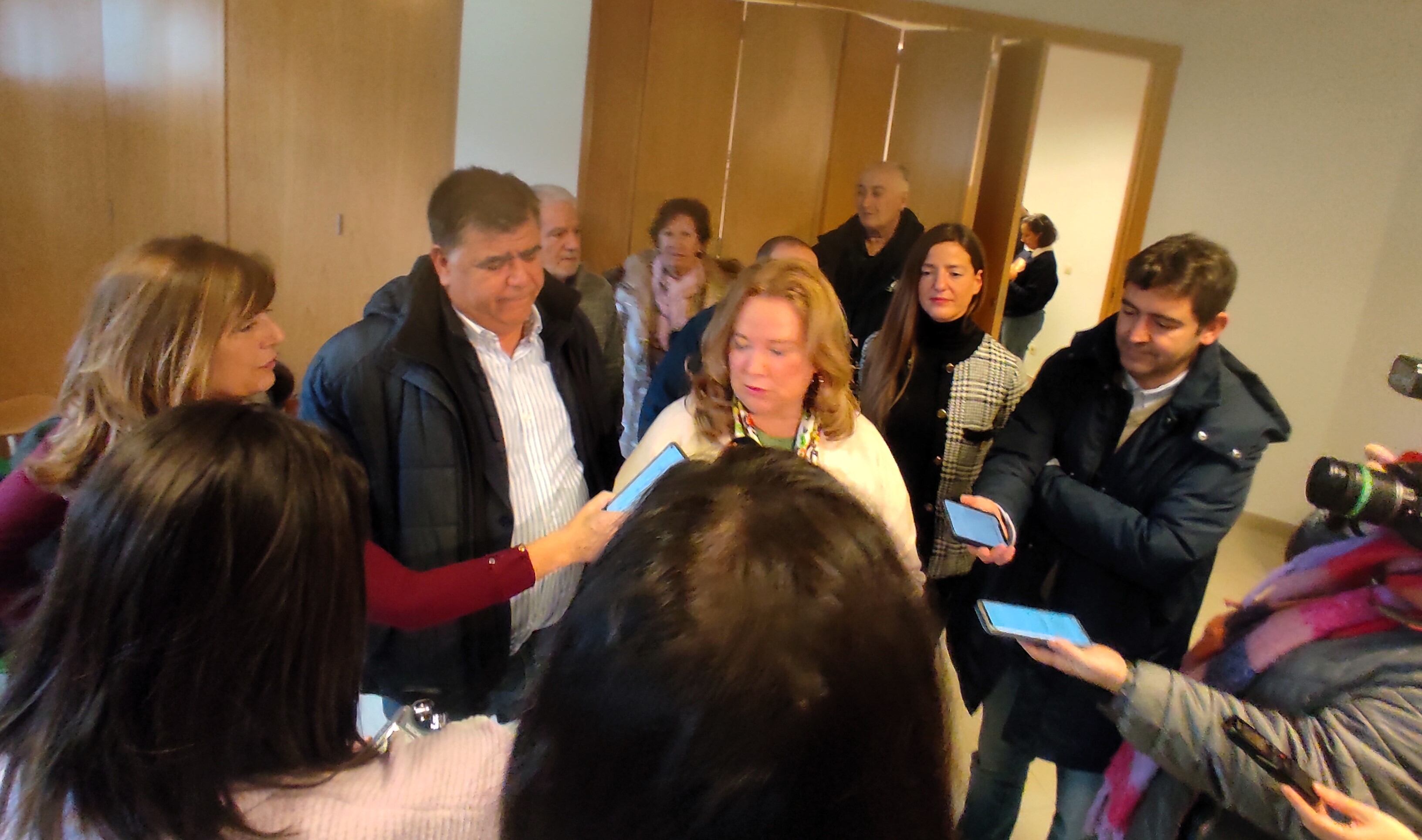 Cristina Ayala tras su reunión con portavoces vecinales y de los consejos de Barrio de Gamonal y Capiscol. / Foto: Radio Castilla