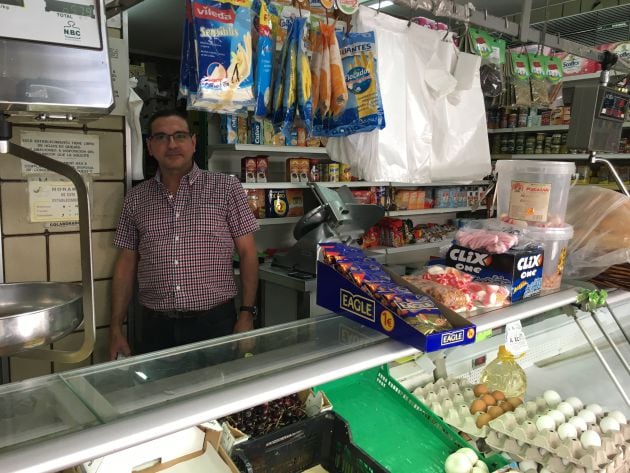 Antonio, en su tienda de alimentación Cuevas