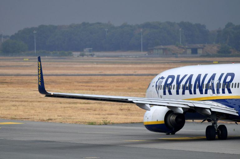 Un avión de Ryanair permanece estacionado en la pista en el Aeropuerto de Baja Renania en Weeze, Alemania