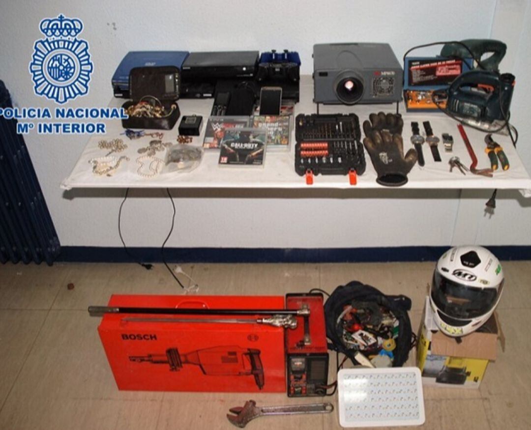 Los ladrones sustrajeron dinero, joyas, electrodomésticos, teléfonos móviles, material informático, herramientas y otros objetos de valor