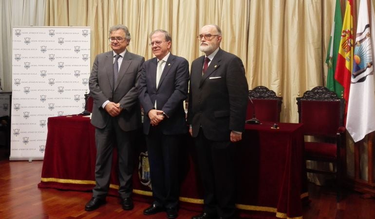 De izquierda a derecha, Antonio Yélamo Crespillo, director de Radio Sevilla; Alberto Máximo Pérez Calero, presidente del Ateneo; y José Domínguez León, presidente de la sección de Ciencias de la Información en la Docta Casa