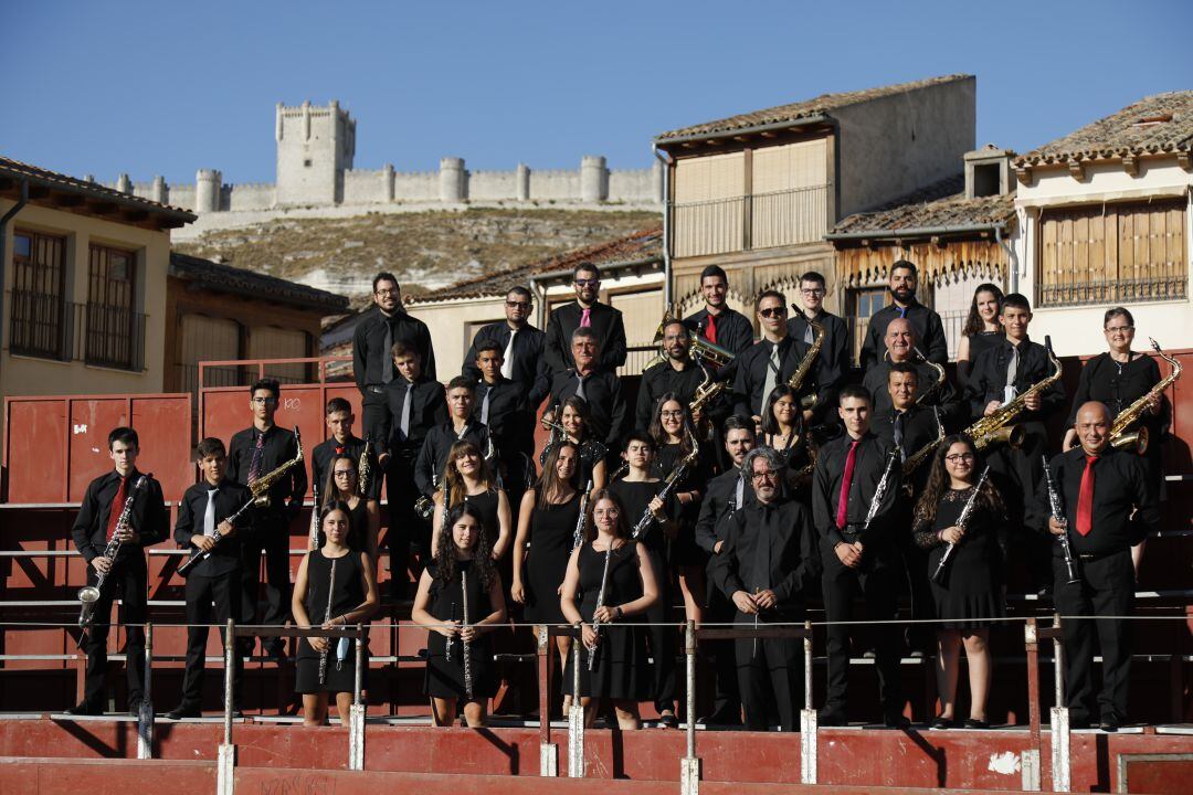 Ángel Arranz junto a sus pupilos en la banda municipal de música de Peñafiel durante el reciente concierto del verano cultural de la localidad.