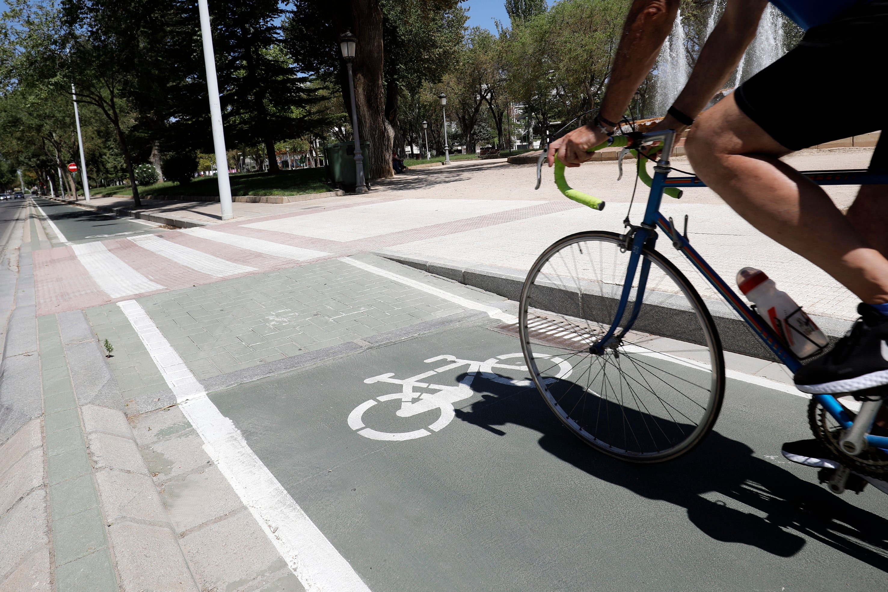 Un ciclista por un carril reservado para bicis