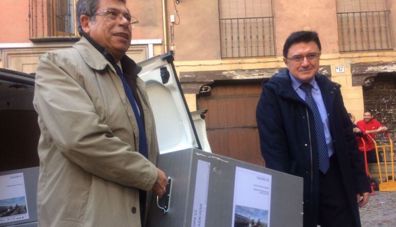 El delegado de la Junta en Toledo, Javier Nicolás, y el concejal de Urbanismo, Teo García, recogen la documentación.