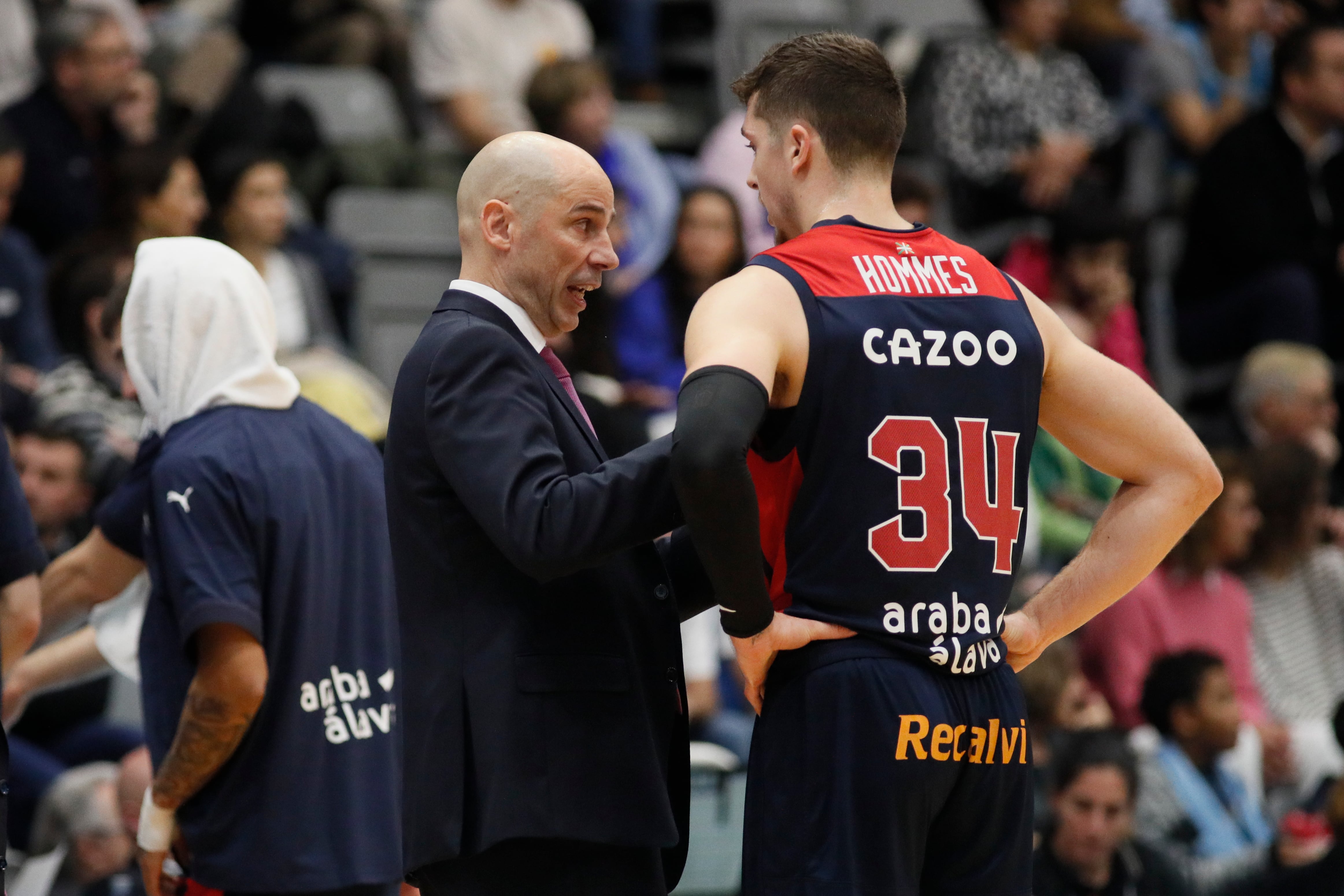 Joan Peñarroya da instrucciones a Daulton Hommes, clave con 3 triples en el tercer cuarto de Lugo. EFE/ Eliseo Trigo