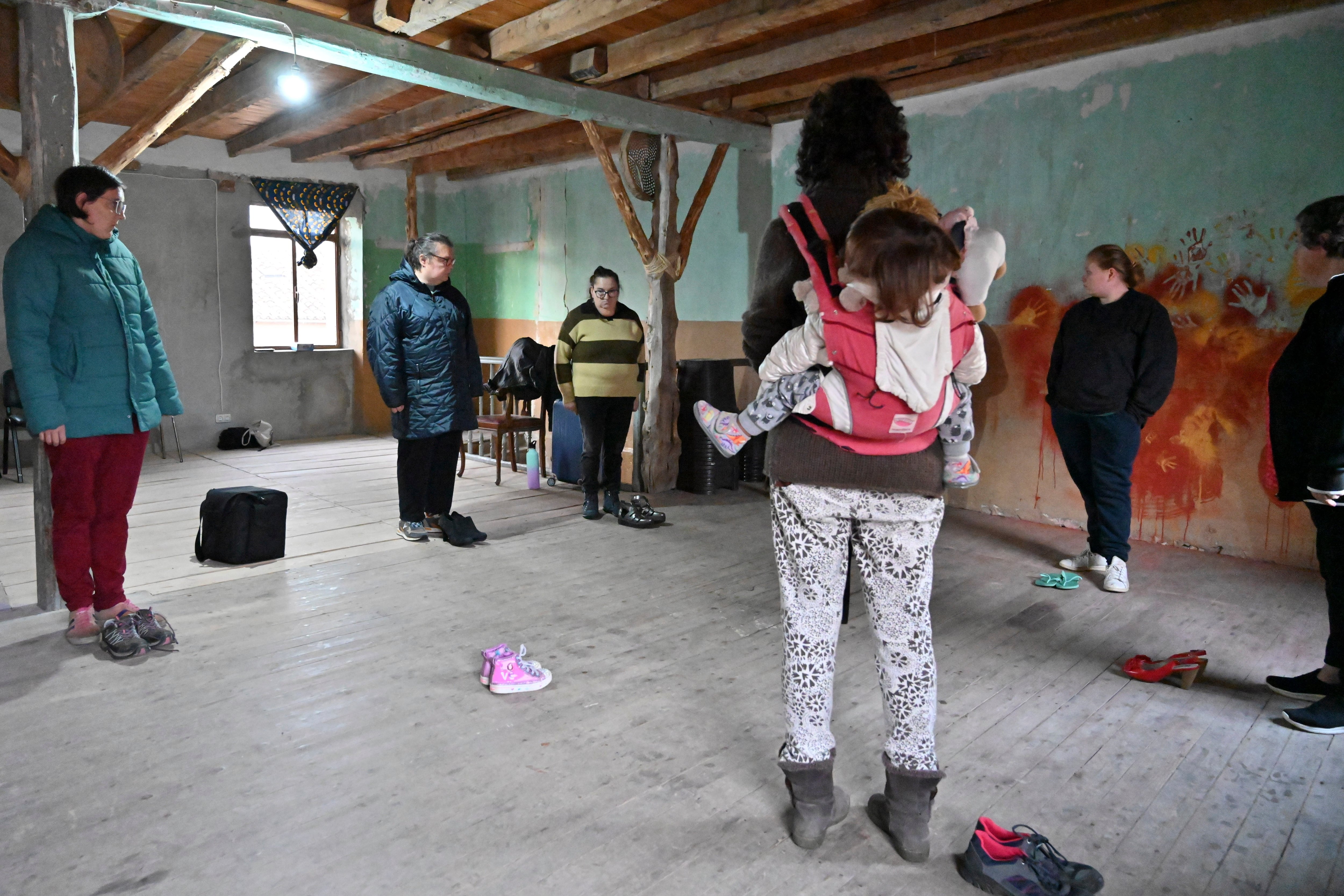 TABANERA DE CERRATO (PALENCIA), 20/11/2025.- Mujeres con discapacidad intelectual y vecinas de Tabanera de Cerrato, un pequeño pueblo de Palencia, preparan estos días una obra dirigida por la coreógrafa Natali Camolez que convierte la danza inclusiva en una denuncia de la violencia machista, un homenaje a las víctimas y una reivindicación de la vida cultural y comunitaria en el mundo rural. EFE/ Almudena Álvarez
