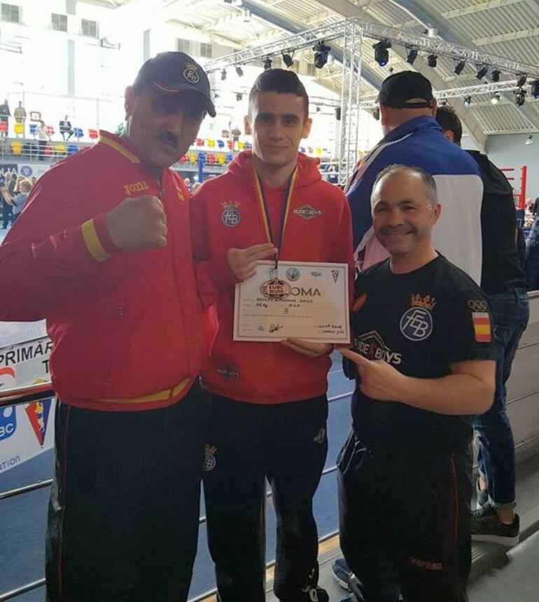El boxeador eldense José Quiles flanqueado por Rafa Lozano y Carlos Peñate