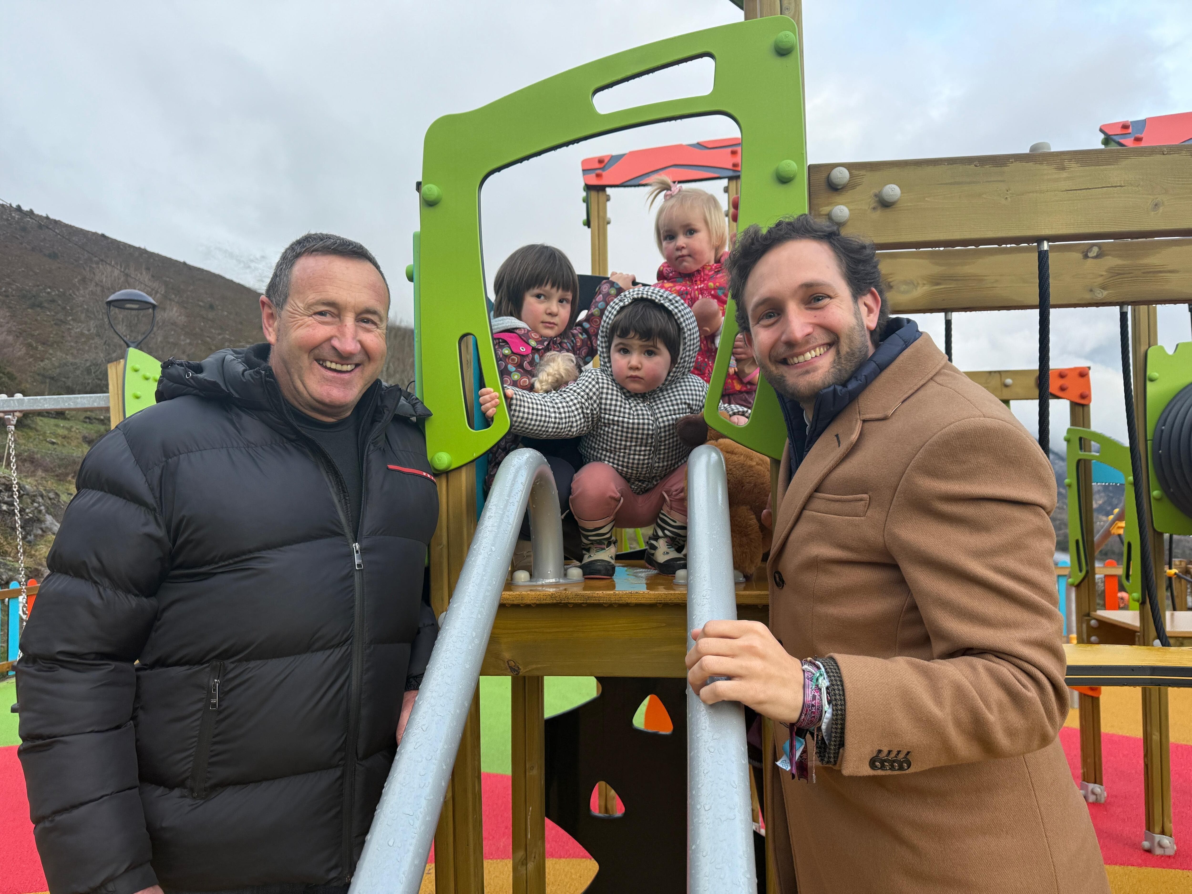 Horacio Palacio e Isaac Claver con Irati, Vera y Naroa en el parque infantil en Nerín