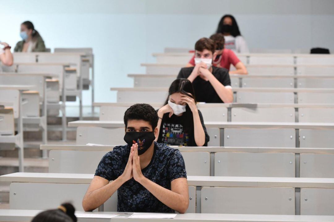 Estudiantes examin&aacute;ndose de la EBAU en la convocatoria de septiembre