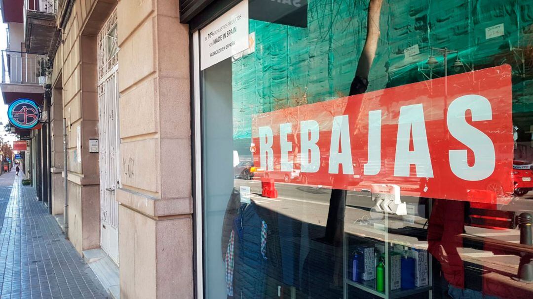 Un establecimiento de la ciudad con el cartel de rebajas