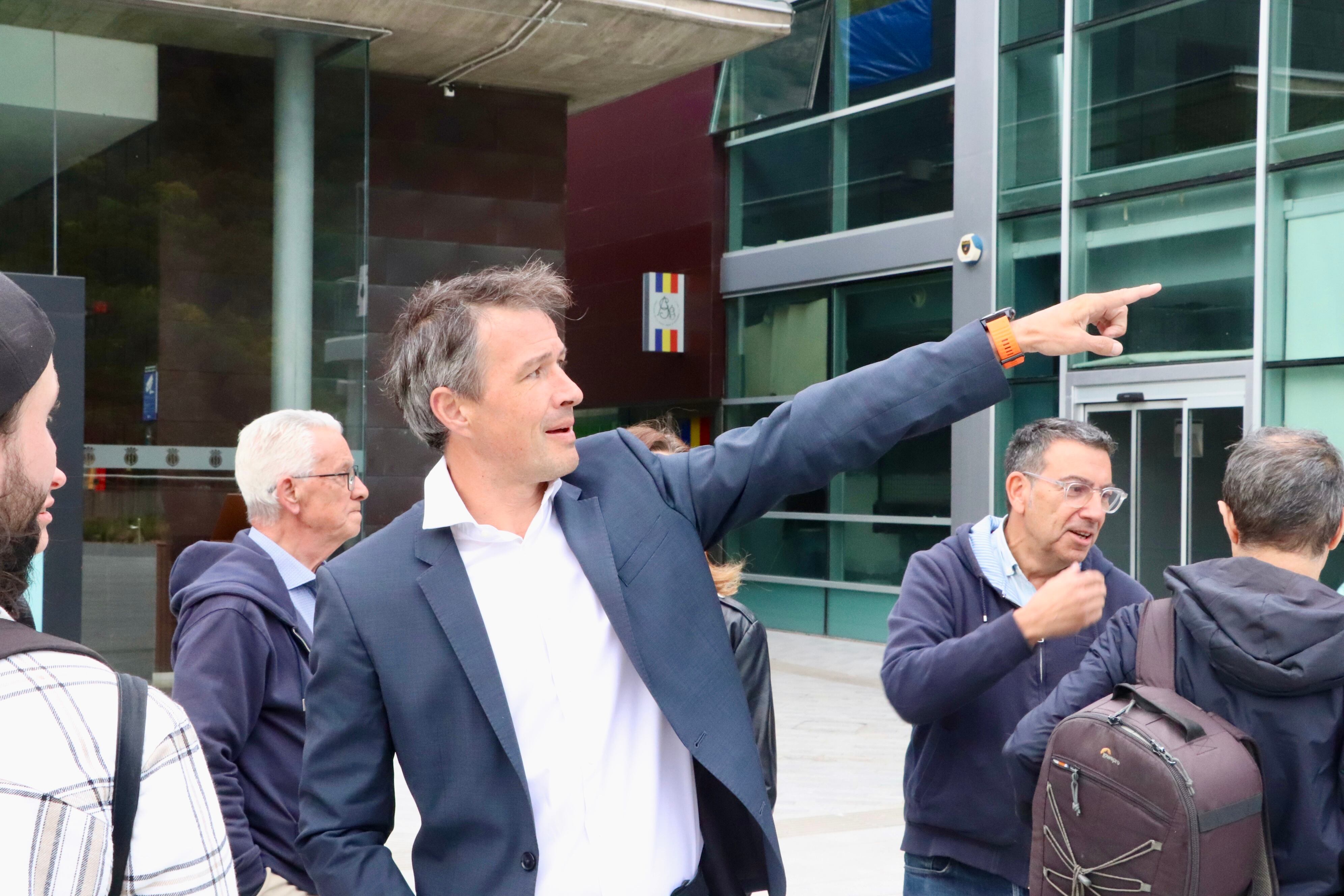 El cap de la minoria demòcrata al comú d&#039;Andorra la Vella, David Astrié, visitant la reformada plaça del Poble