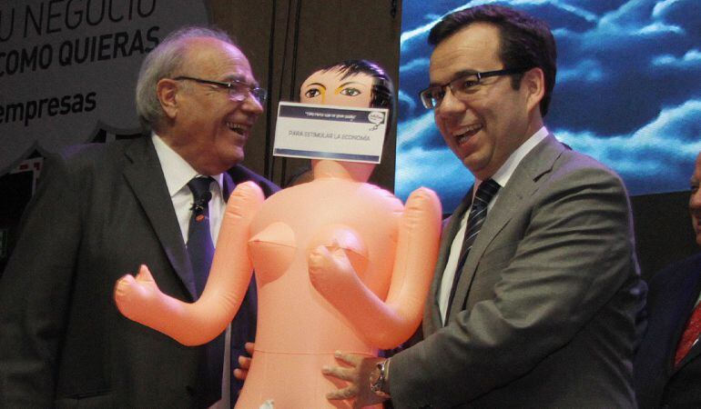 El ministro de Economía de Chile, Luis Felipe Céspedes (a la derecha), recibe de regalo de parte del presidente de la Asociación de Exportadores de Manufacturas (Asexma), Roberto Fantuzzi, una muñeca inflable para &quot;estimular&quot; la economía del país.